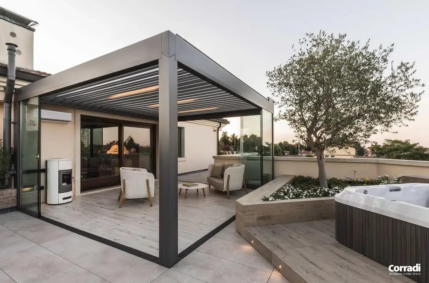Pergola über Terrasse mit Glaswand