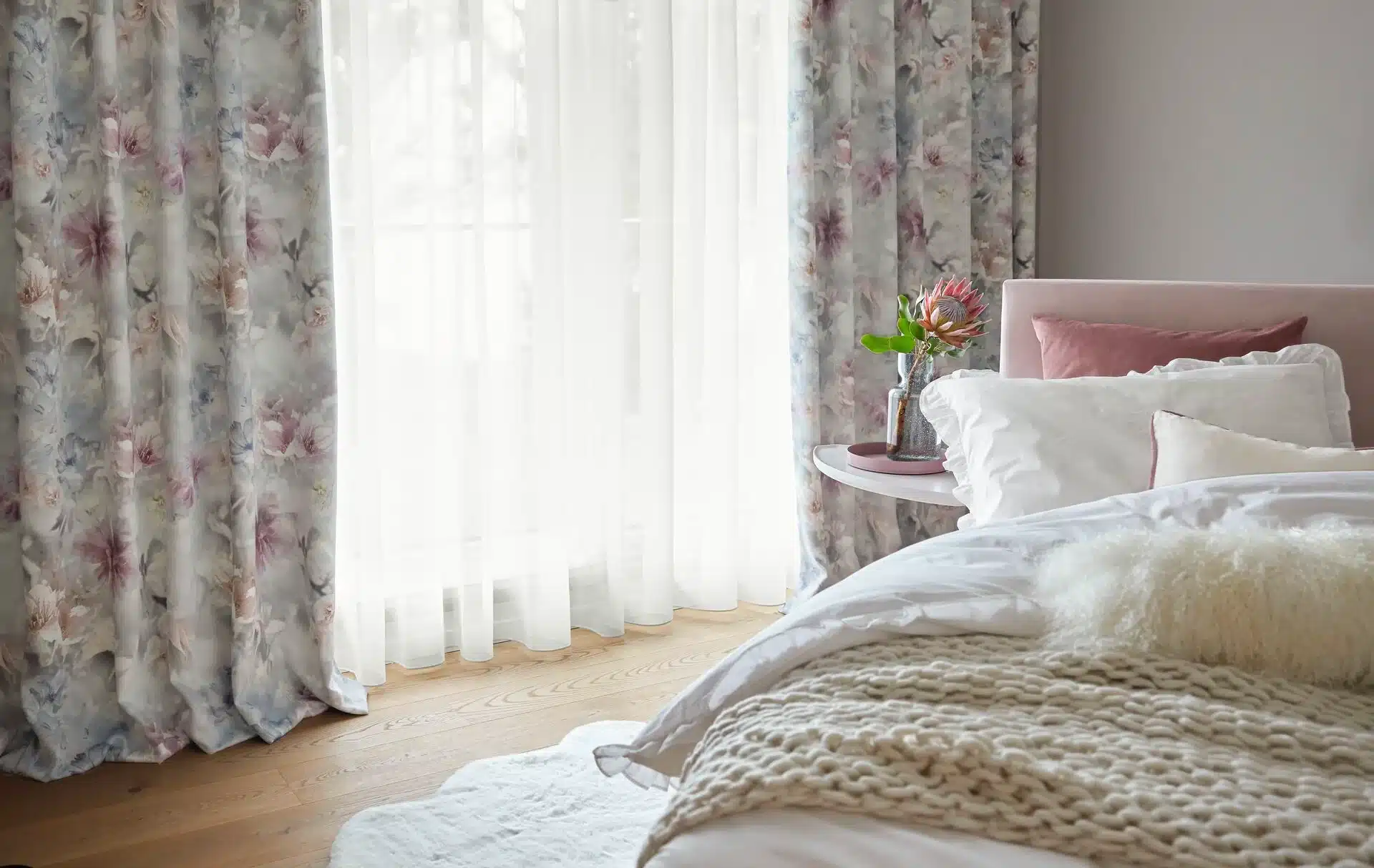Schlafzimmer mit Vorhang