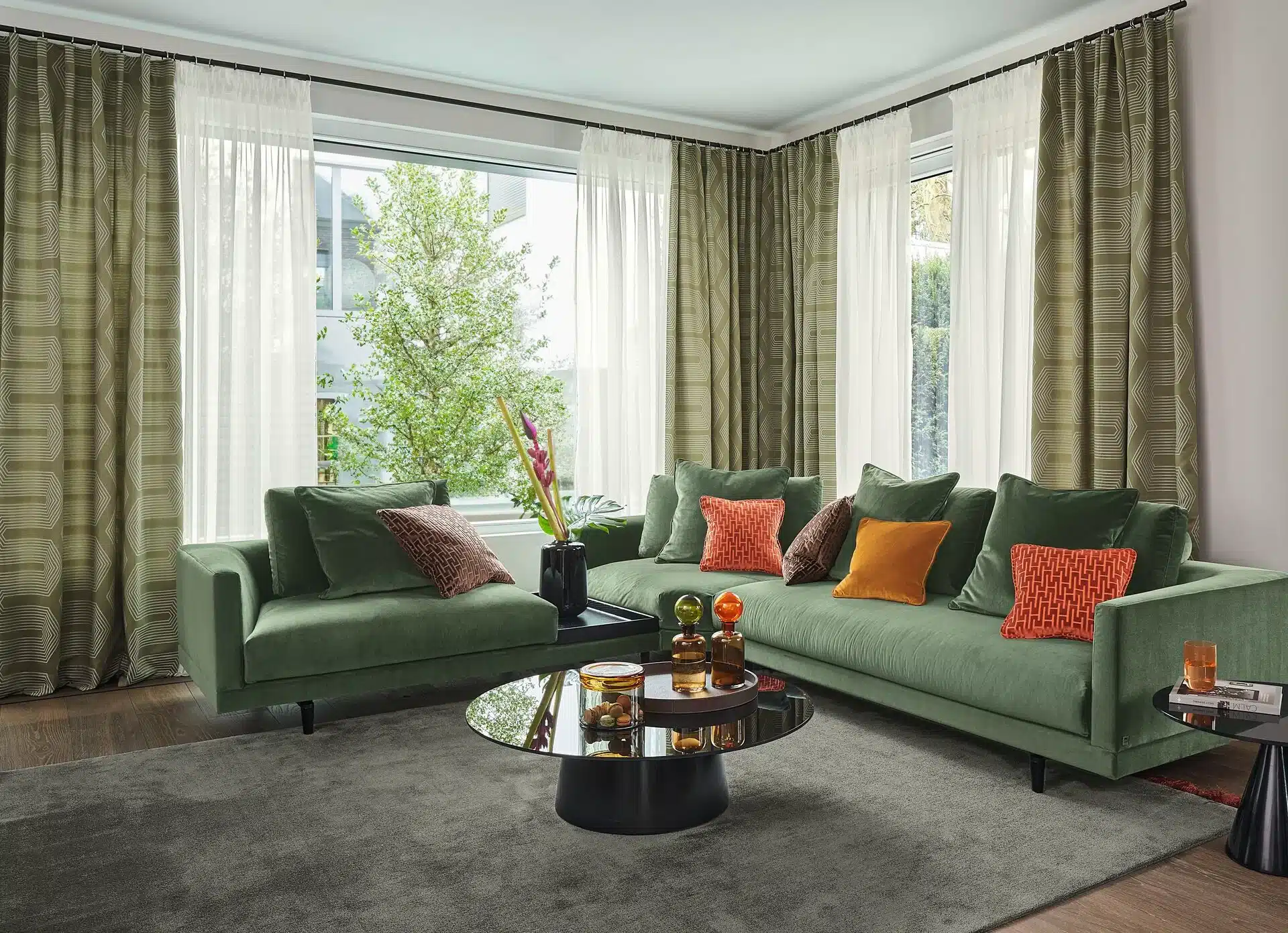 Wohnzimmer mit BW Sofa und Vorhang in grün